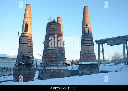 Vestiges d'une usine abandonnée de marbre et de chaux à Ruskeala, République de Carélie, Russie. De grandes cheminées en briques en hiver Banque D'Images