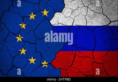 Drapeaux de l'UE et de la Russie peints sur un mur en béton. Concept de crise, rupture des relations, diplomatie entre l'Union européenne et la Russie. Banque D'Images