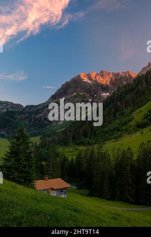 Vue imprenable sur un paysage de montagne en Autriche, Alpes, Gemsteltal, Kleinwalsertal. Banque D'Images