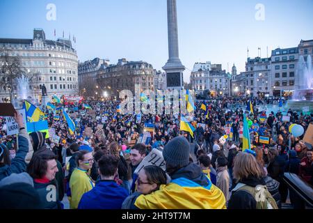 LONDRES, FÉVRIER 27 2022 des manifestants pro-Ukraine protestent contre l'invasion de l'Ukraine par la Russie sur Trafalgar Square. Crédit : Lucy North/Alamy Live News Banque D'Images