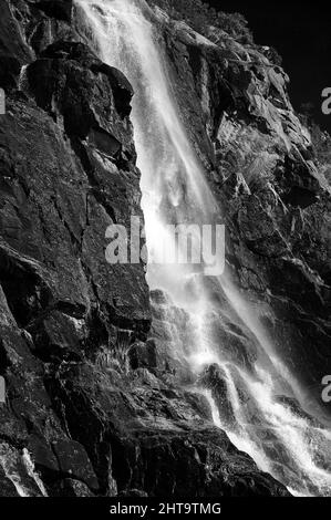 Cascade de Hengjanefossen, Lysefjord, Norvège. Banque D'Images