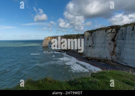 Gros plan de l'arche de la falaise de Manneporte et de la plage de la Valaine à Étretat, en Normandie Banque D'Images