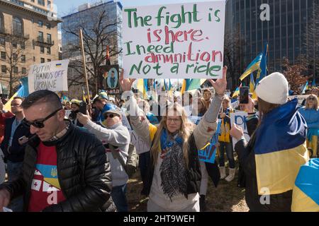 eb. 27, 2022 : les partisans de l'Ukraine se rassemblent sur la place Farragut à Washington, DC pour protester contre l'invasion de l'Ukraine par la Russie et pour implorer le président Biden et l'OTAN pour prendre des mesures plus fortes et plus fortes contre Vladimir Poutine et la Russie. Une marche vers la Maison Blanche a suivi. Banque D'Images