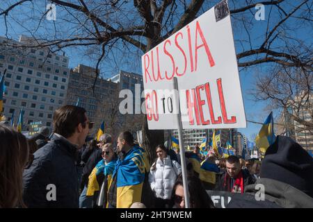 eb. 27, 2022 : les partisans de l'Ukraine se rassemblent sur la place Farragut à Washington, DC pour protester contre l'invasion de l'Ukraine par la Russie et pour implorer le président Biden et l'OTAN pour prendre des mesures plus fortes et plus fortes contre Vladimir Poutine et la Russie. Une marche vers la Maison Blanche a suivi. Banque D'Images