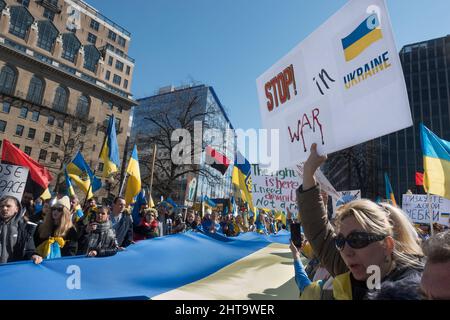 eb. 27, 2022 : les partisans de l'Ukraine se rassemblent sur la place Farragut à Washington, DC pour protester contre l'invasion de l'Ukraine par la Russie et pour implorer le président Biden et l'OTAN pour prendre des mesures plus fortes et plus fortes contre Vladimir Poutine et la Russie. Une marche vers la Maison Blanche a suivi. Banque D'Images