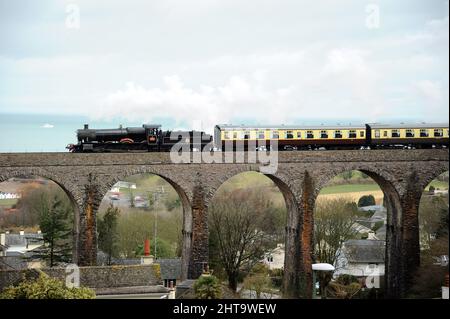 « Lydham Manor » (en cours d'exécution comme pionnier de classe 7800 « Torquay Manor ») sur le Viaduc de Hookhills. Banque D'Images