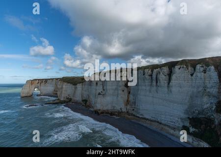 Belle vue sur l'arche de la falaise de Manneporte et la plage de la Valaine à Étretat, en Normandie Banque D'Images