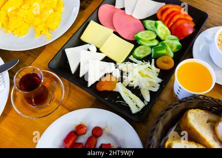 Petit déjeuner turc : œufs, légumes, fromages, olives et jambon. Banque D'Images