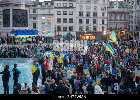 LONDRES, FÉVRIER 27 2022 des manifestants pro-Ukraine protestent contre l'invasion de l'Ukraine par la Russie sur Trafalgar Square. Crédit : Lucy North/Alamy Live News Banque D'Images