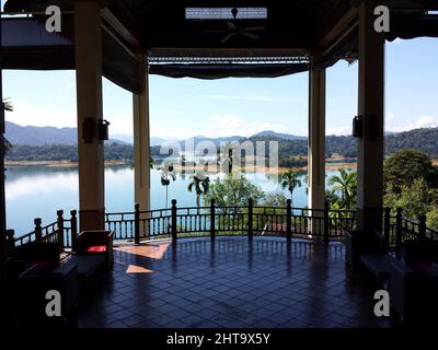 Vue sur le lac artificiel de Tenyir créé dans le cadre d'un projet hydro-électrique. Aujourd'hui un lieu de vacances populaire. Banque D'Images