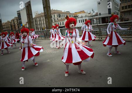 Malaga, Espagne. 27th févr. 2022. Les femmes vêtues de clowns se déroulent comme elles participent à la parade du carnaval.les fêtards et les flotteurs prennent les rues de Malaga célébrant le carnaval depuis le relâchement des restrictions pendant la pandémie de la maladie COVID-19. Des milliers de personnes célèbrent le carnaval habillé comme des personnages différents ou représentant des problèmes sociaux. (Photo de Jesus Merida/SOPA Images/Sipa USA) Credit: SIPA USA/Alay Live News Banque D'Images