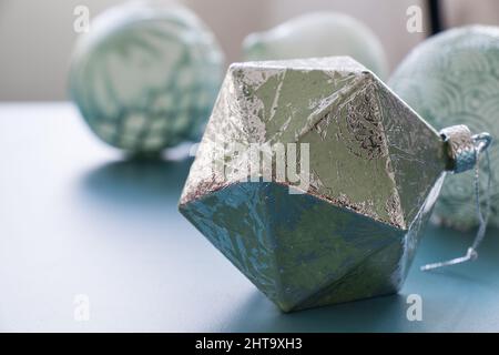 Figure géométrique, icosaèdre argenté, isolée sur fond bleu Banque D'Images