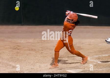 Un athlète du Softball Player College fait un swing de la Bat en forme parfaite Banque D'Images