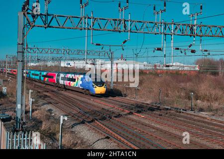 Avanti 390 119 approche de Crewe en direction du sud sur WCML Banque D'Images