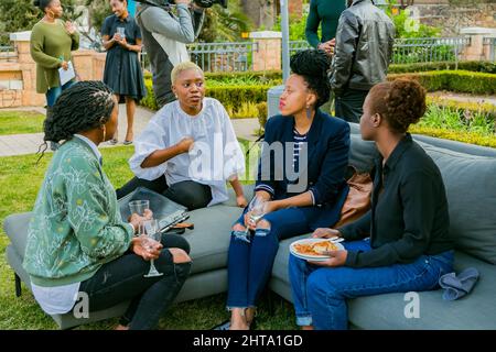 Nombre d'invités VIP se mêlant à un événement social en plein air à Johannesburg, en Afrique du Sud Banque D'Images