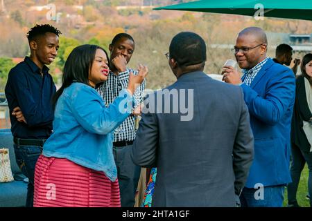 Un certain nombre d'invités VIP se mêlent à un événement social en plein air à Johannesburg, en Afrique du Sud Banque D'Images