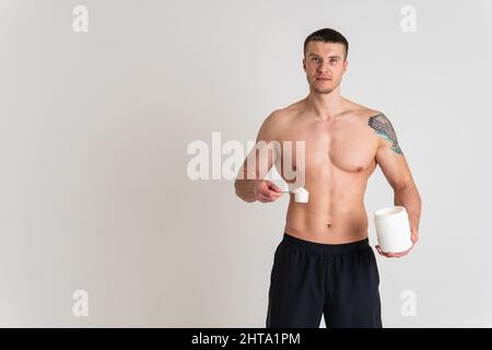 Forme physique protéines bocaux blanc sur fond blanc bodybuilder poudre forte haute blessure, cramp colonne vertébrale blanc santé adulte, main chronique. Toucher Banque D'Images