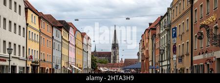 REGENSBURG, ALLEMAGNE - 11 JUILLET 2019 : vue panoramique le long de Stadtamhof dans la vieille ville en direction de St. Cathédrale de Pierre Banque D'Images