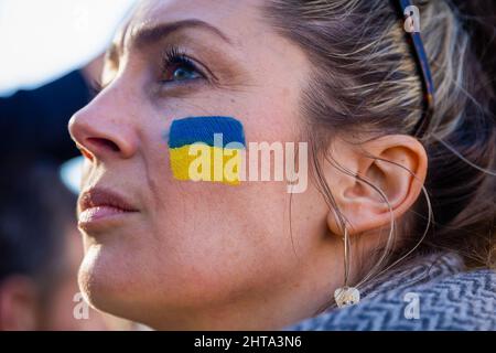 Londres, Royaume-Uni. 27th févr. 2022. Un manifestant est vu avec un drapeau ukrainien peint sur son visage lors d'une manifestation contre l'invasion russiaís de l'Ukraine devant l'ambassade de Russie à Londres. Crédit : SOPA Images Limited/Alamy Live News Banque D'Images