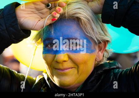 Londres, Royaume-Uni. 27th févr. 2022. Un manifestant est vu porter la peinture du visage du drapeau ukrainien lors de la manifestation contre l'invasion russiaís de l'Ukraine devant l'ambassade de Russie à Londres. Crédit : SOPA Images Limited/Alamy Live News Banque D'Images