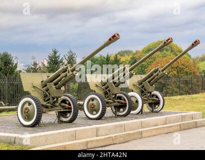 WW2 canons d'artillerie au Musée national de l'histoire de l'Ukraine pendant la Seconde Guerre mondiale (anciennement Musée de la Grande Guerre patriotique), Kiev, Ukraine Banque D'Images