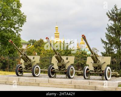 WW2 canons d'artillerie au Musée national de l'histoire de l'Ukraine pendant la Seconde Guerre mondiale (anciennement Musée de la Grande Guerre patriotique), Kiev, Ukraine Banque D'Images
