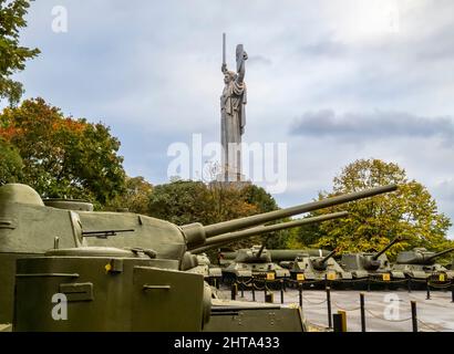 Tanks and Motherland Monument, Musée national de l'histoire de l'Ukraine pendant la Seconde Guerre mondiale (Musée de la Grande Guerre patriotique), Kiev, Ukraine Banque D'Images