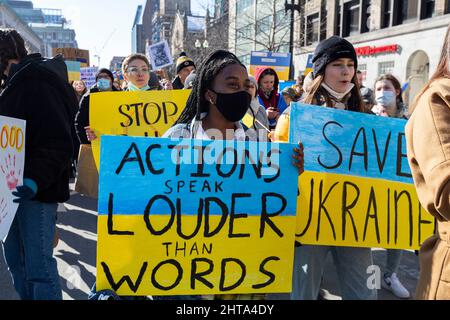 27 février 2022. Boston, ma. Des milliers de personnes ont défilé dans les rues du centre-ville de Boston pour soutenir l'Ukraine. Banque D'Images