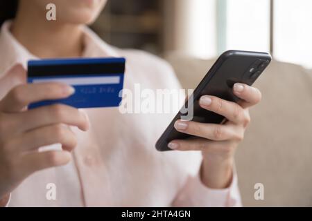 Gros plan bonne jeune femme effectuant des paiements en ligne. Banque D'Images