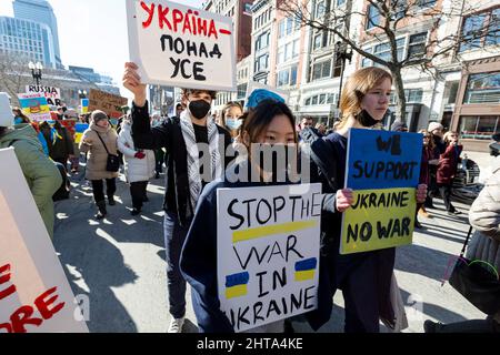 27 février 2022. Boston, ma. Des milliers de personnes ont défilé dans les rues du centre-ville de Boston pour soutenir l'Ukraine. Banque D'Images