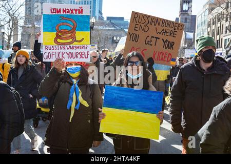 27 février 2022. Boston, ma. Des milliers de personnes ont défilé dans les rues du centre-ville de Boston pour soutenir l'Ukraine. Banque D'Images