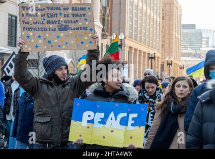 27 février 2022. Boston, ma. Des milliers de personnes ont défilé dans les rues du centre-ville de Boston pour soutenir l'Ukraine. Banque D'Images