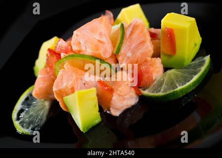 Ceviche de saumon à l'avocat et au citron vert Banque D'Images