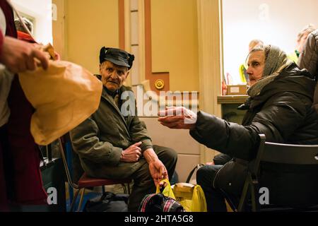 Przemysl, Pologne. 27th févr. 2022. Un couple de réfugiés ukrainiens âgés est vu à la gare de Przemysl. Des centaines de réfugiés ukrainiens qui sont arrivés à Przemy?l et n'avaient nulle part où aller sont restés la nuit dans le hall de la gare préparé par les autorités locales. Crédit : SOPA Images Limited/Alamy Live News Banque D'Images