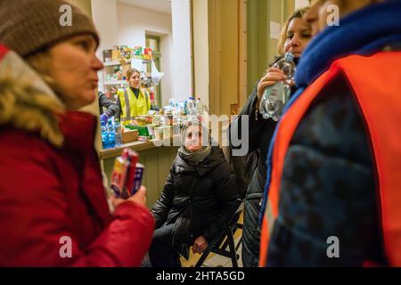 Przemysl, Pologne. 27th févr. 2022. Une femme ukrainienne âgée est vue à la gare de Przemysl. Des centaines de réfugiés ukrainiens qui sont arrivés à Przemy?l et n'avaient nulle part où aller sont restés la nuit dans le hall de la gare préparé par les autorités locales. Crédit : SOPA Images Limited/Alamy Live News Banque D'Images