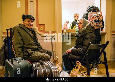 Przemysl, Pologne. 27th févr. 2022. Un couple de réfugiés ukrainiens âgés est vu à la gare de Przemysl. Des centaines de réfugiés ukrainiens qui sont arrivés à Przemy?l et n'avaient nulle part où aller sont restés la nuit dans le hall de la gare préparé par les autorités locales. Crédit : SOPA Images Limited/Alamy Live News Banque D'Images