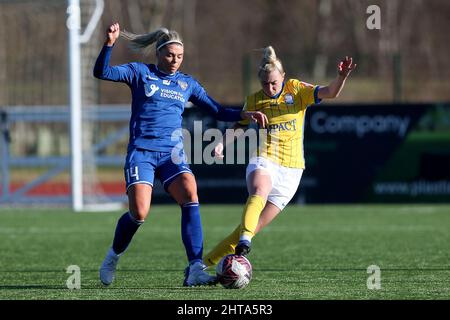 DURHAM, ROYAUME-UNI. FÉV 27th Becky Salicki de Durham Women bataille pour possession avec Jade PENNOCK de Birmingham City lors du match de la coupe FA entre Durham Women FC et Birmingham City au château de Maiden, Durham City, le dimanche 27th février 2022. (Credit: Mark Fletcher | MI News) Credit: MI News & Sport /Alay Live News Banque D'Images