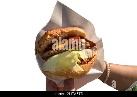 Découpez un délicieux hamburger tenu entre les mains des femmes Banque D'Images