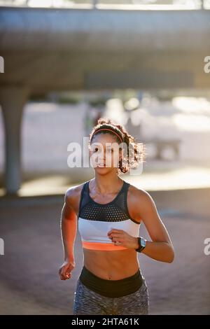 Exécution avec détermination. Photo courte d'une jeune femme attirante qui se présente dans la ville. Banque D'Images