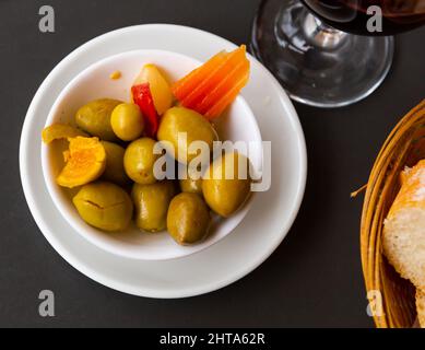 Olives vertes sautées non dénoyautées, tapas espagnoles Banque D'Images