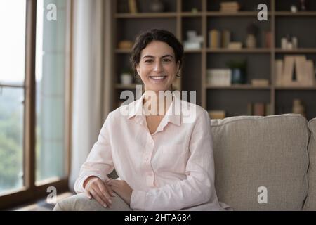 Portrait d'une femme hispanique millénaire heureuse et confiante. Banque D'Images