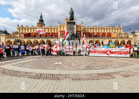 Cracovie, Pologne. 27th févr. 2022. Les membres de la communauté biélorusse se sont réunis pour exprimer leur soutien aux Ukrainiens. Une manifestation anti-guerre de la communauté ukrainienne, des Polonais et des Biélorusses qui les soutiennent. Depuis le début de l'invasion russe de l'Ukraine, des manifestations ont eu lieu quotidiennement et ont duré plusieurs heures. Les participants tentent constamment de joindre le plus grand nombre possible de personnes avec leur message, y compris les employés des consulats américain et allemand, devant lesquels ils s'arrêtent également plusieurs fois par jour. Crédit : SOPA Images Limited/Alamy Live News Banque D'Images