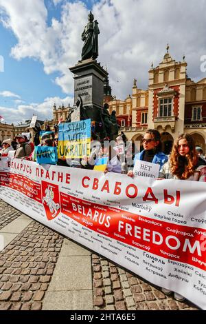 Cracovie, Pologne. 27th févr. 2022. Les membres de la communauté biélorusse se sont réunis pour exprimer leur soutien aux Ukrainiens. Une manifestation anti-guerre de la communauté ukrainienne, des Polonais et des Biélorusses qui les soutiennent. Depuis le début de l'invasion russe de l'Ukraine, des manifestations ont eu lieu quotidiennement et ont duré plusieurs heures. Les participants tentent constamment de joindre le plus grand nombre possible de personnes avec leur message, y compris les employés des consulats américain et allemand, devant lesquels ils s'arrêtent également plusieurs fois par jour. Crédit : SOPA Images Limited/Alamy Live News Banque D'Images