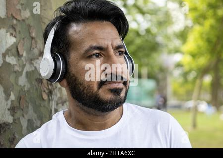 Portrait d'un homme hispanique dans un casque, regardant vers la droite. Banque D'Images