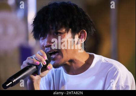 Bangkok, Thaïlande. 27th févr. 2022. L'artiste de rap, alias 3Bone, chante sur les questions sociales tout en exécutant l'art avec la couleur sur le papier. (Photo par Edirach Toumlamoon/Pacific Press) crédit: Pacific Press Media production Corp./Alay Live News Banque D'Images