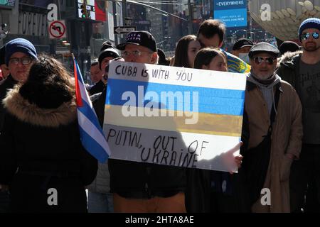 27 février 2022, New York, New York, États-Unis : 27 février 2022 New York, . Solidarité avec l'Ukraine. Les foules se rassemblent aux marches rouges, plus loin sur la place Duffy, dans le Times Square de New York, pour protester contre l'invasion de l'Ukraine par la Russie. (Image de crédit : © Bruce Cotler/ZUMA Press Wire) Banque D'Images