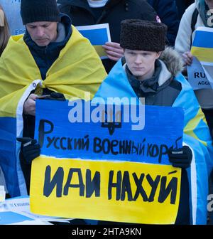 26 février 2022, Harvard University, Cambridge, Massachusetts, Etats-Unis: Les gens se rassemblent lors de la rencontre de Harvard avec l'Ukraine sur Harvard Yard à l'université de Harvard à Cambridge. Credit: Keiko Hiromi/AFLO/Alay Live News Banque D'Images