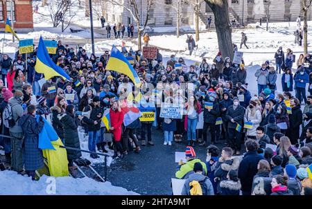 26 février 2022, Harvard University, Cambridge, Massachusetts, Etats-Unis: Les gens se rassemblent lors de la rencontre de Harvard avec l'Ukraine sur Harvard Yard à l'université de Harvard à Cambridge. Credit: Keiko Hiromi/AFLO/Alay Live News Banque D'Images