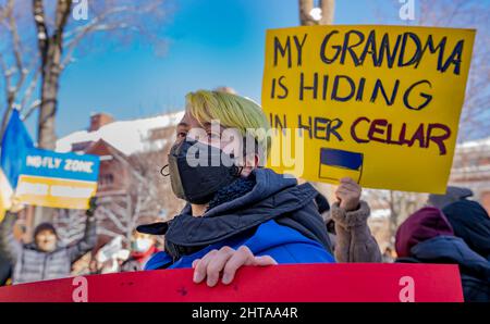 26 février 2022, Harvard University, Cambridge, Massachusetts, Etats-Unis: Les gens se rassemblent lors de la rencontre de Harvard avec l'Ukraine sur Harvard Yard à l'université de Harvard à Cambridge. Credit: Keiko Hiromi/AFLO/Alay Live News Banque D'Images