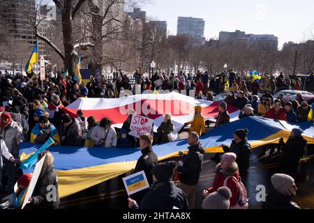 Boston, États-Unis. 27 février 2022, Boston, ma États-Unis : rassemblement de personnes pour l'Ukraine lors de la Marche pour la paix pour l'Ukraine à Boston. La Russie a envahi l'Ukraine le 24 février 2022. Credit: Keiko Hiromi/AFLO/Alay Live News Banque D'Images